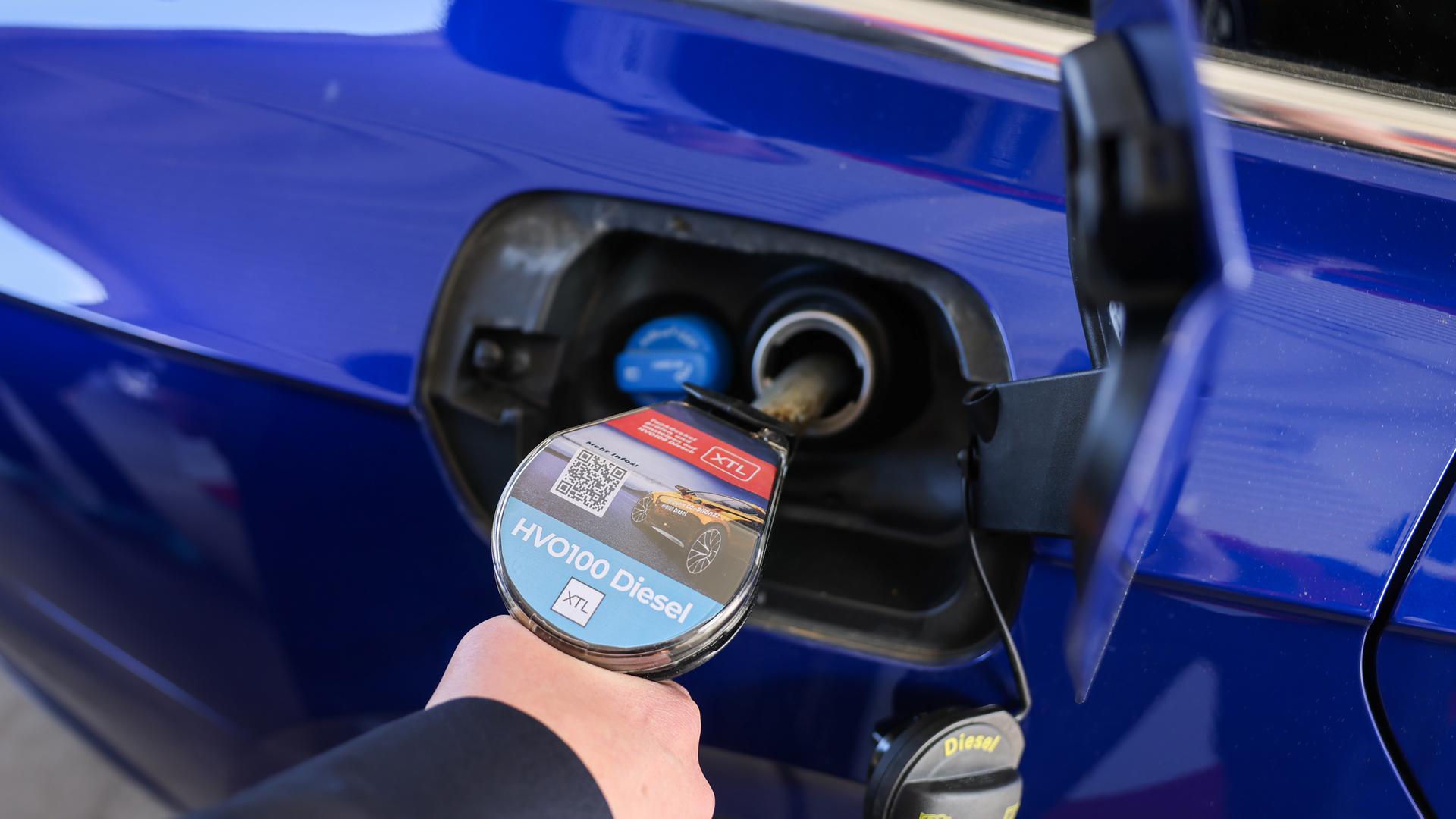  Ein Kunde tankt den neuen Kraftstoff HVO100 Diesel an einer Tankstelle von Nordoel.