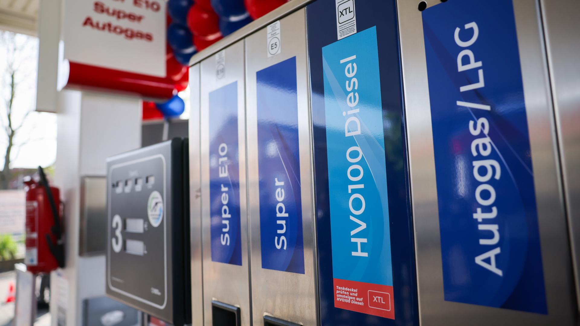 Hamburg: Eine Zapfsäule für HVO100 Diesel, Autogas7LPG, Superbenzin und Super E10 an einer Tankstelle von Nordoel. 