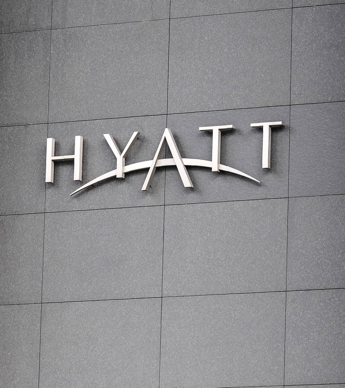 Das Logo der Hotelkette Hyatt an einem Regency Hotel in Düsseldorf. (Archiv)