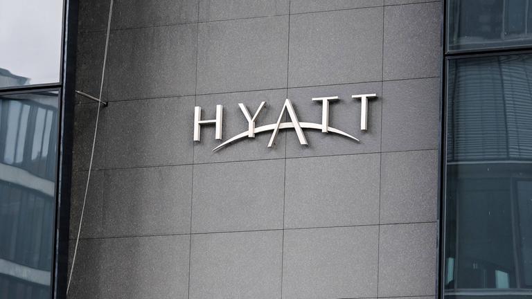 Das Logo der Hotelkette Hyatt an einem Regency Hotel in Düsseldorf. (Archiv)