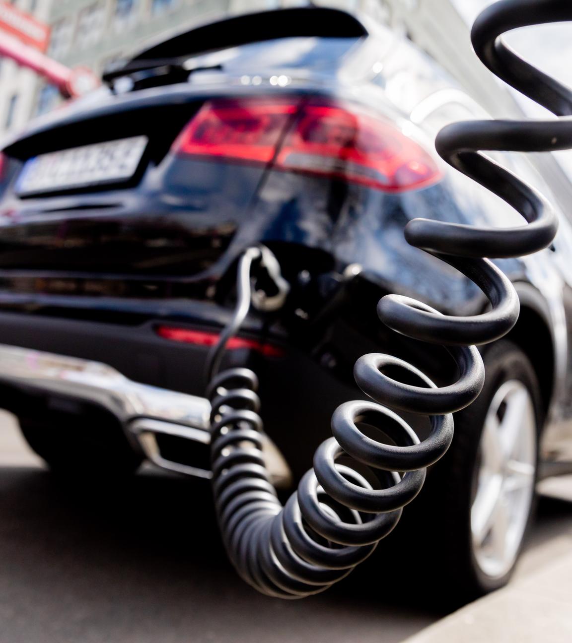 Berlin: Ein Auto mit Plug-in-Hybrid-Antrieb lädt in Berlin-Mitte an einer Ladesäule