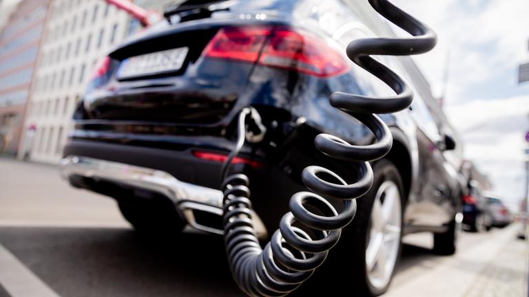 Berlin: Ein Auto mit Plug-in-Hybrid-Antrieb lädt in Berlin-Mitte an einer Ladesäule