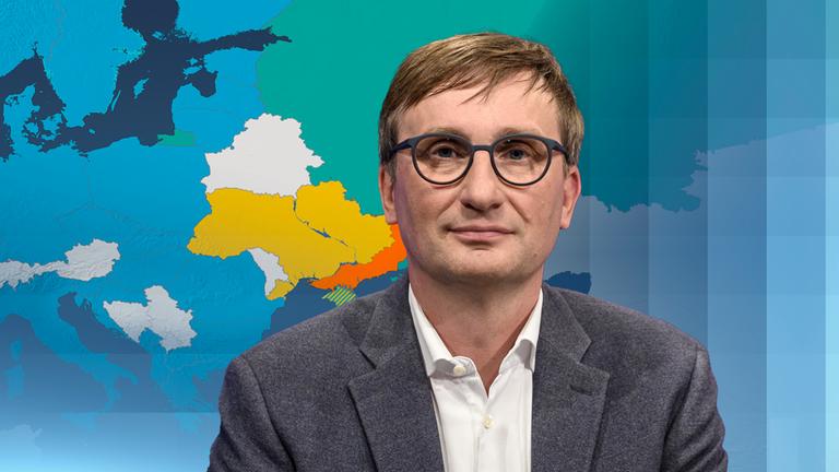 Sönke Neitzel vor einer Karte Europas mit der Ukraine im Zentrum.