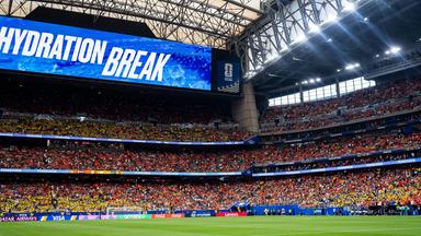 Eine Anzeigentafel im Fußballstadion weist auf die Trinkpause während des WM-Spiels zwischen den Niederlanden und Schweden hin. 