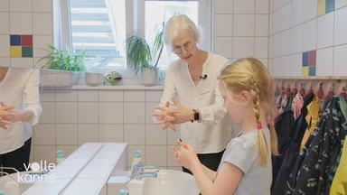 Eine Mitarbeiterin des Gesundheitsamts zeigt Kindern, wie man Hände richtig wäscht.