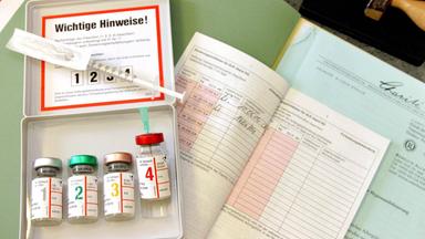 Hyposensibilisierung: Kompliziertes Wort. Das ist eine ärztliche Behandlung, mit der euer Körper langsam an die Pollen gewöhnt wird. So soll die Allergie schwächer werden oder ganz verschwinden.