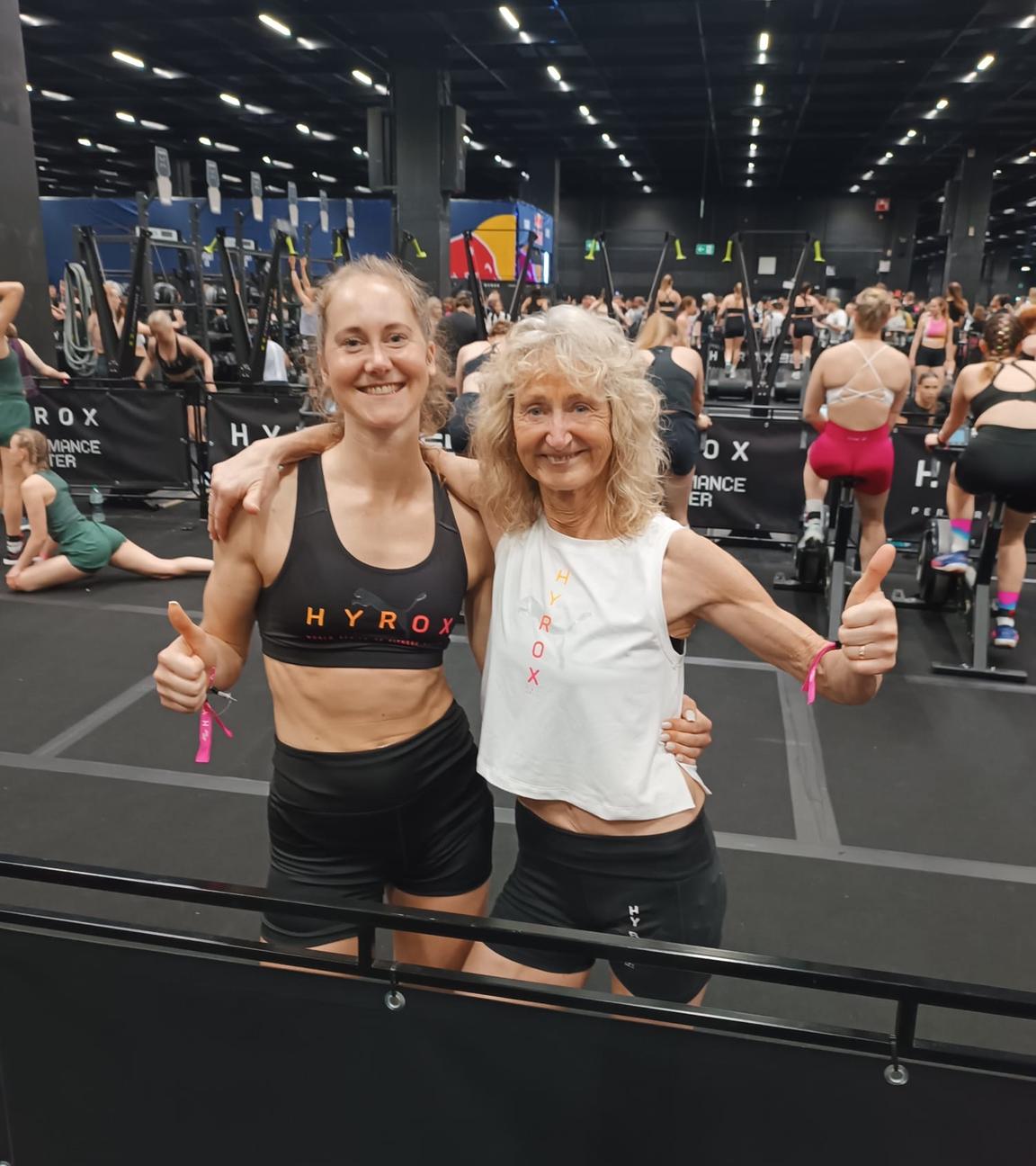 Hyrox-Sportlerin Linda Meier (l.) mit ihrer Mutter Anette Meier-Ullmann, die selbst den Weltrekord in ihrer Altersgruppe hält.