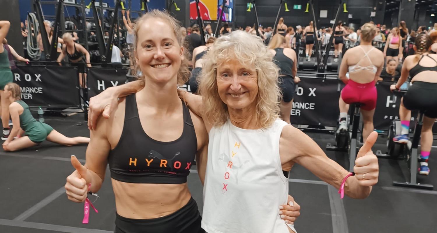 Hyrox-Sportlerin Linda Meier (l.) mit ihrer Mutter Anette Meier-Ullmann, die selbst den Weltrekord in ihrer Altersgruppe hält.