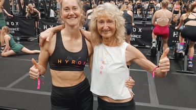 Hyrox-Sportlerin Linda Meier (l.) mit ihrer Mutter Anette Meier-Ullmann, die selbst den Weltrekord in ihrer Altersgruppe hält.