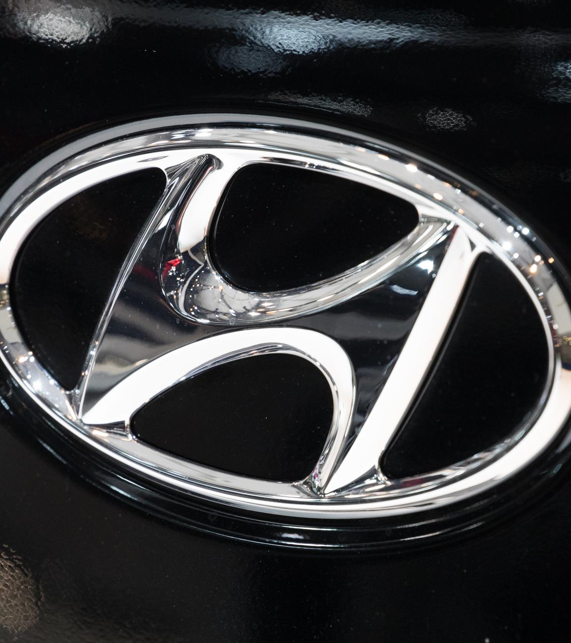 Zu sehen ist ein das Logo von Hyundai auf einem Auto.