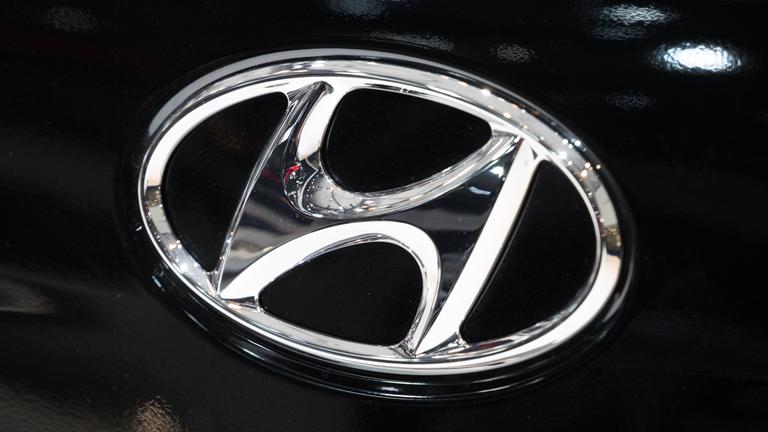 Zu sehen ist ein das Logo von Hyundai auf einem Auto.
