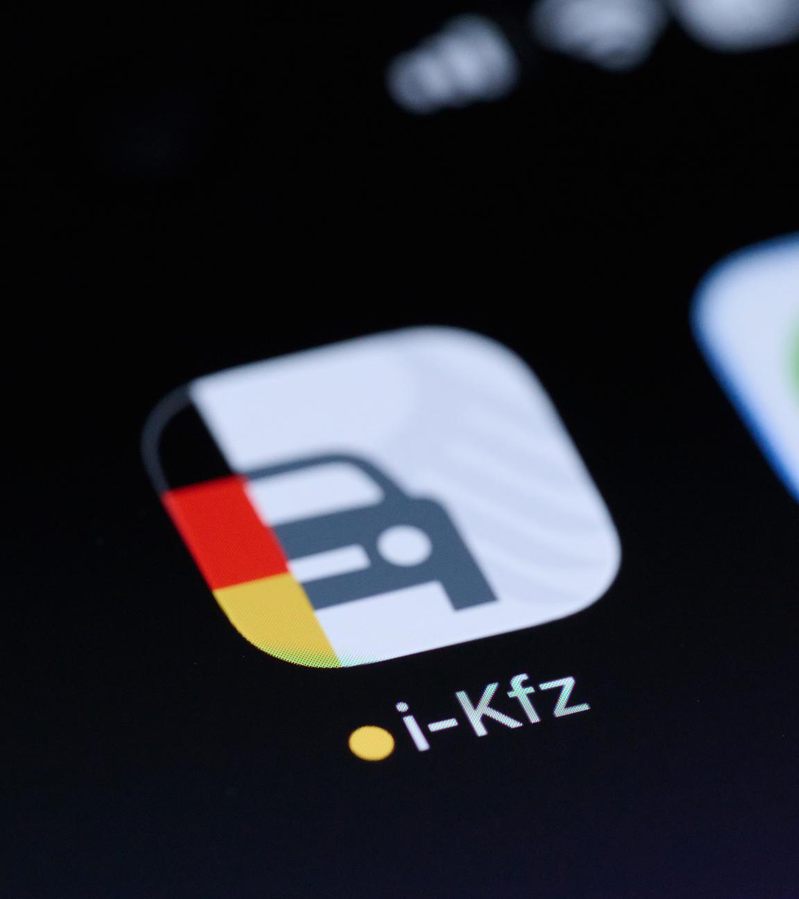 Berlin: Die Symbole für die AusweisApp (r) und die Testversion der neuen i-Kfz-App des Bundes leuchten auf dem Bildschirm eines Smartphones.