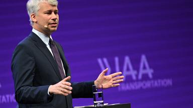Bundesverkehrsminister Steffen Bilger spricht bei der Eröffnung der Internationalen Automobil-Ausstellung IAA Transportation in der Messe Hannover.