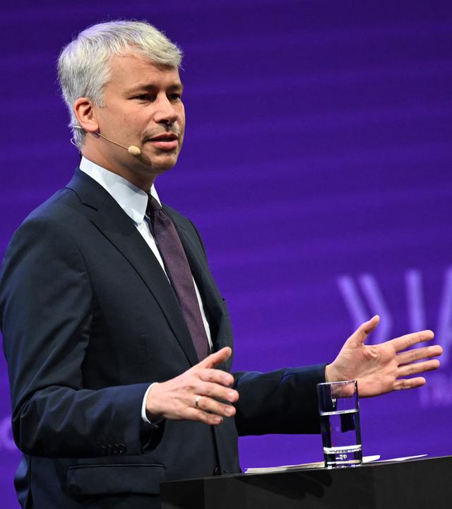 Bundesverkehrsminister Steffen Bilger spricht bei der Eröffnung der Internationalen Automobil-Ausstellung IAA Transportation in der Messe Hannover.