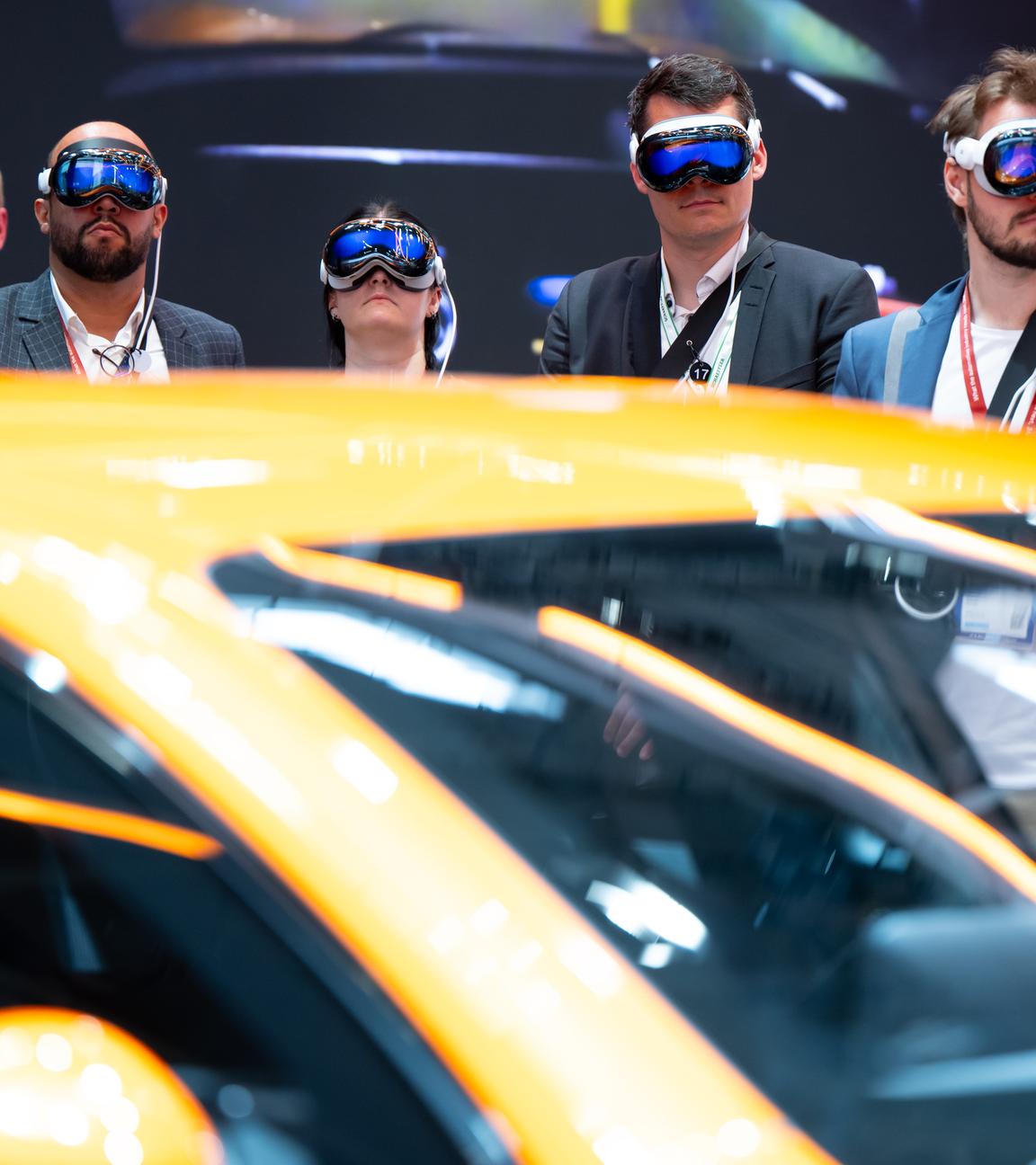 Besucher schauen sich während der Eröffnung der Internationalen Automobil-Ausstellung (IAA Mobility) den Messestand von Mercedes an und tragen dabei eine VR-Brille von Apple.