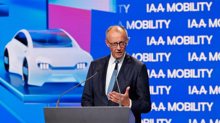Bundeskanzler Merz hält auf der IAA in München eine Rede.