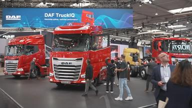 Zu sehen sind LKWs auf der IAA Messe mit besuchern 