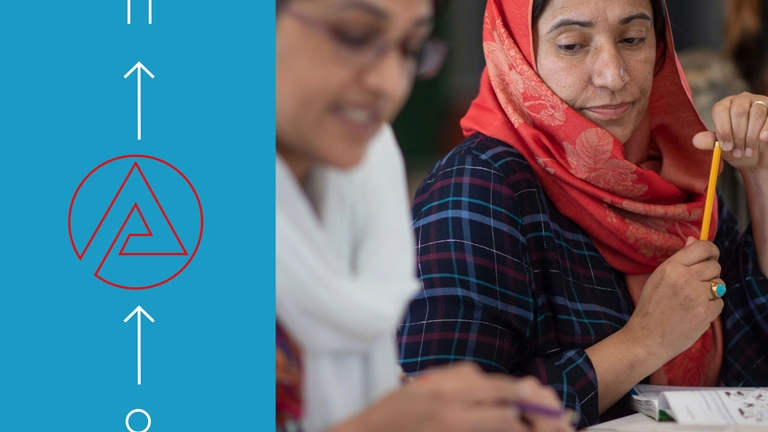 Geflüchtete Frauen in der Schule und Grafik mit Pictogrammen