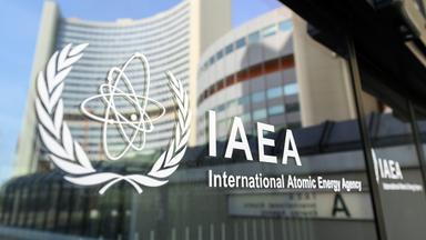 Das Logo der der Internationalen Atomenergiebehörde (IAEA) am Hauptquartier der Behörde in Wien.