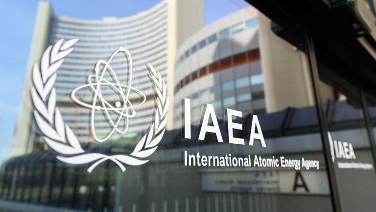 Das Logo der der Internationalen Atomenergiebehörde (IAEA) am Hauptquartier der Behörde in Wien.