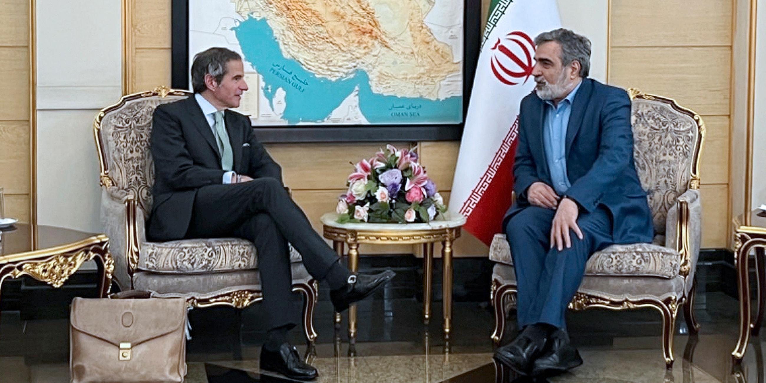 Rafael Mariano Grossi (l), Generaldirektor der Internationalen Atomenergie-Organisation (IAEO), mit Behrouz Kamalvandi, stellvertretender Leiter der Atomenergie-Organisation des Irans, bei seiner Ankunft am Flughafen Mehrabad. 