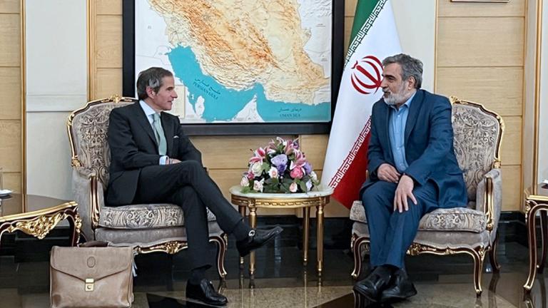 Rafael Mariano Grossi (l), Generaldirektor der Internationalen Atomenergie-Organisation (IAEO), mit Behrouz Kamalvandi, stellvertretender Leiter der Atomenergie-Organisation des Irans, bei seiner Ankunft am Flughafen Mehrabad. 