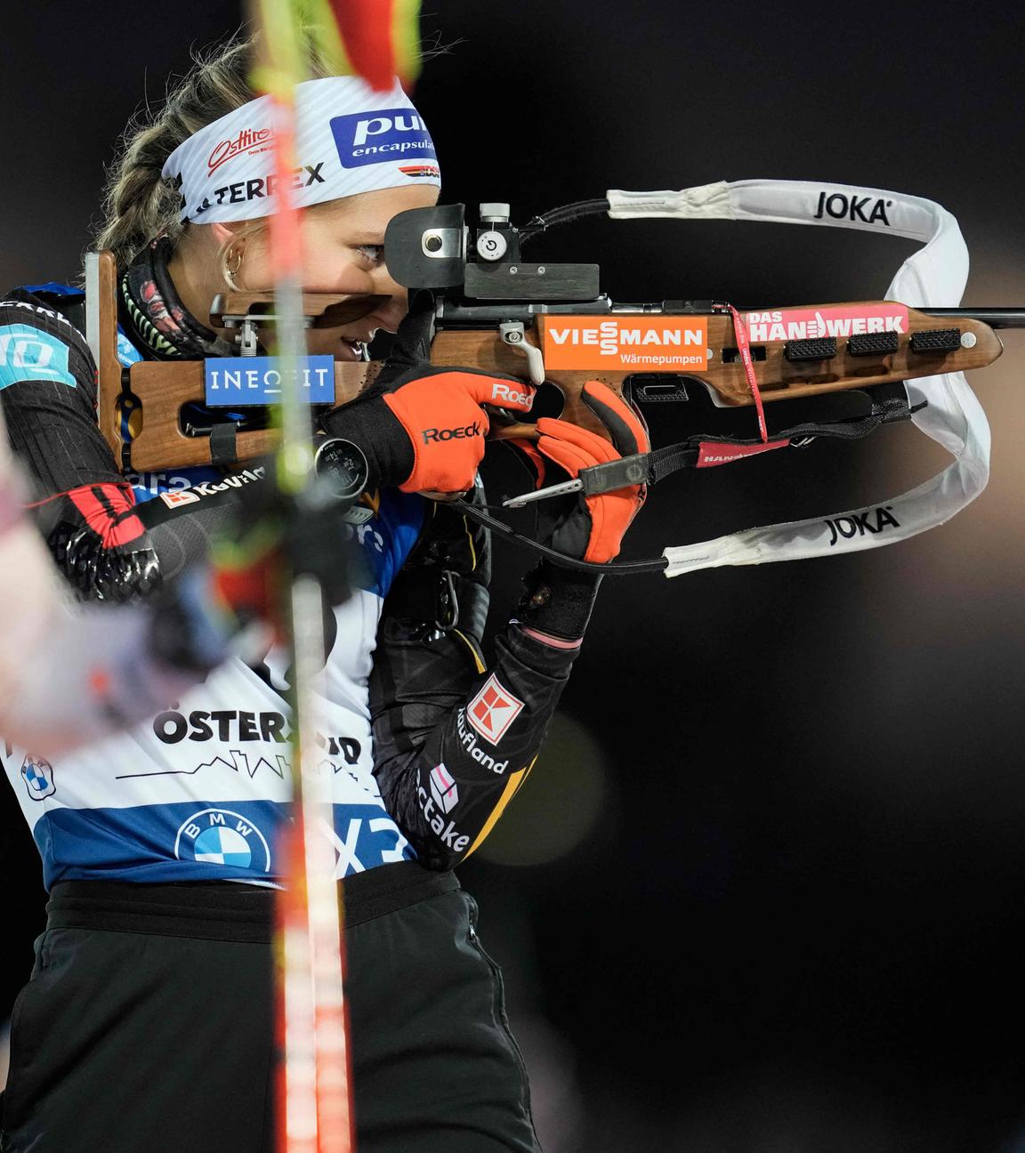 Anna Weidel aus Deutschland steht auf der Schießbahn während des 15-km-Einzelwettbewerbs der Frauen beim IBU Biathlon World Cup in Östersund, Schweden