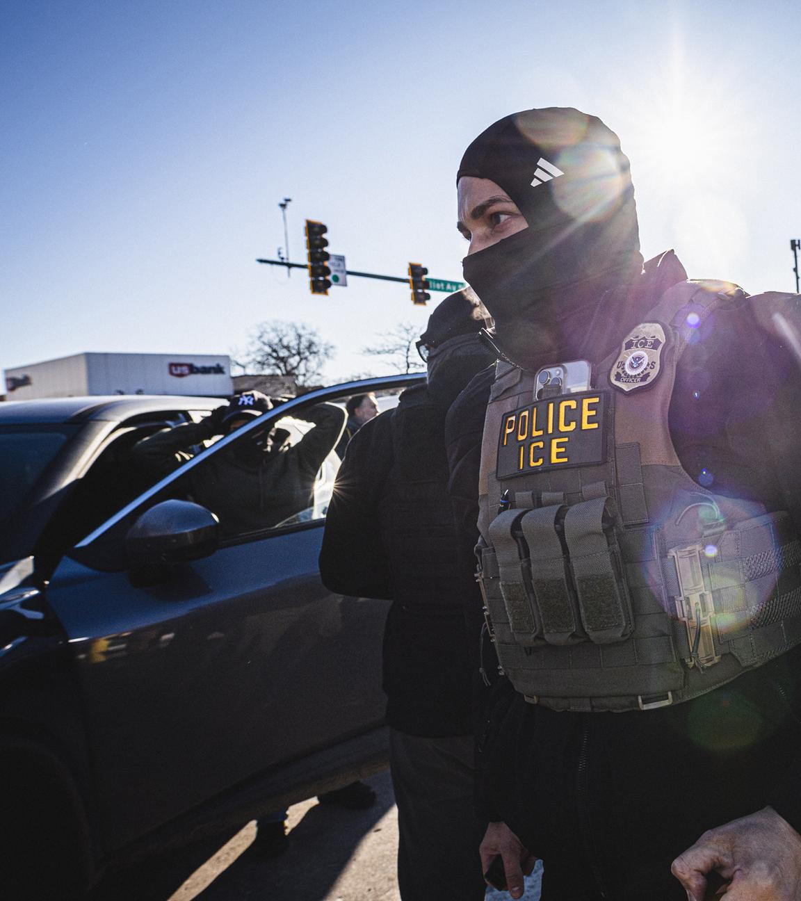 Archiv: ICE-Agenten bei Festnahmen