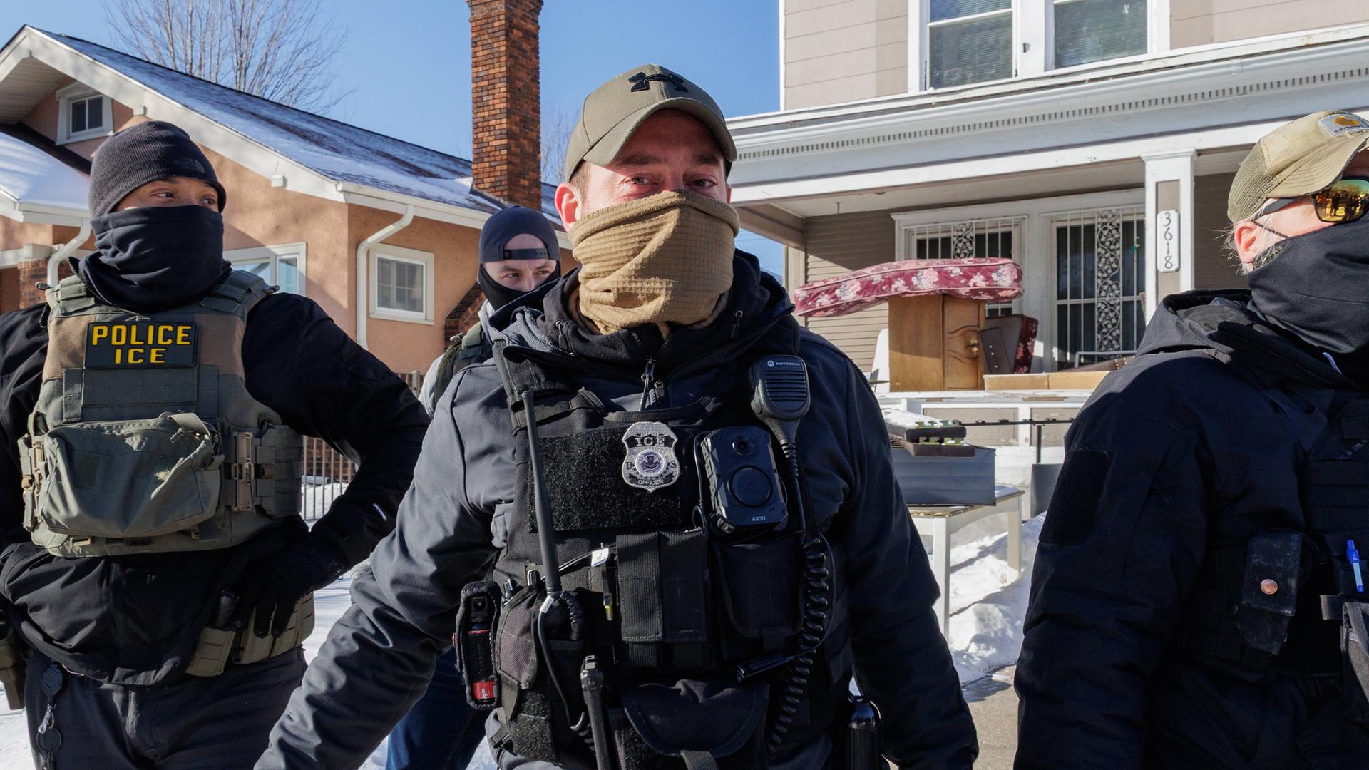 Bundesagenten der Zoll und Einwanderungsbehörde ICE suchen in Minnesota nach illegal eingewanderten Immigranten.