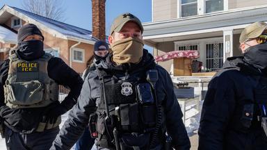 Bundesagenten der Zoll und Einwanderungsbehörde ICE suchen in Minnesota nach illegal eingewanderten Immigranten.