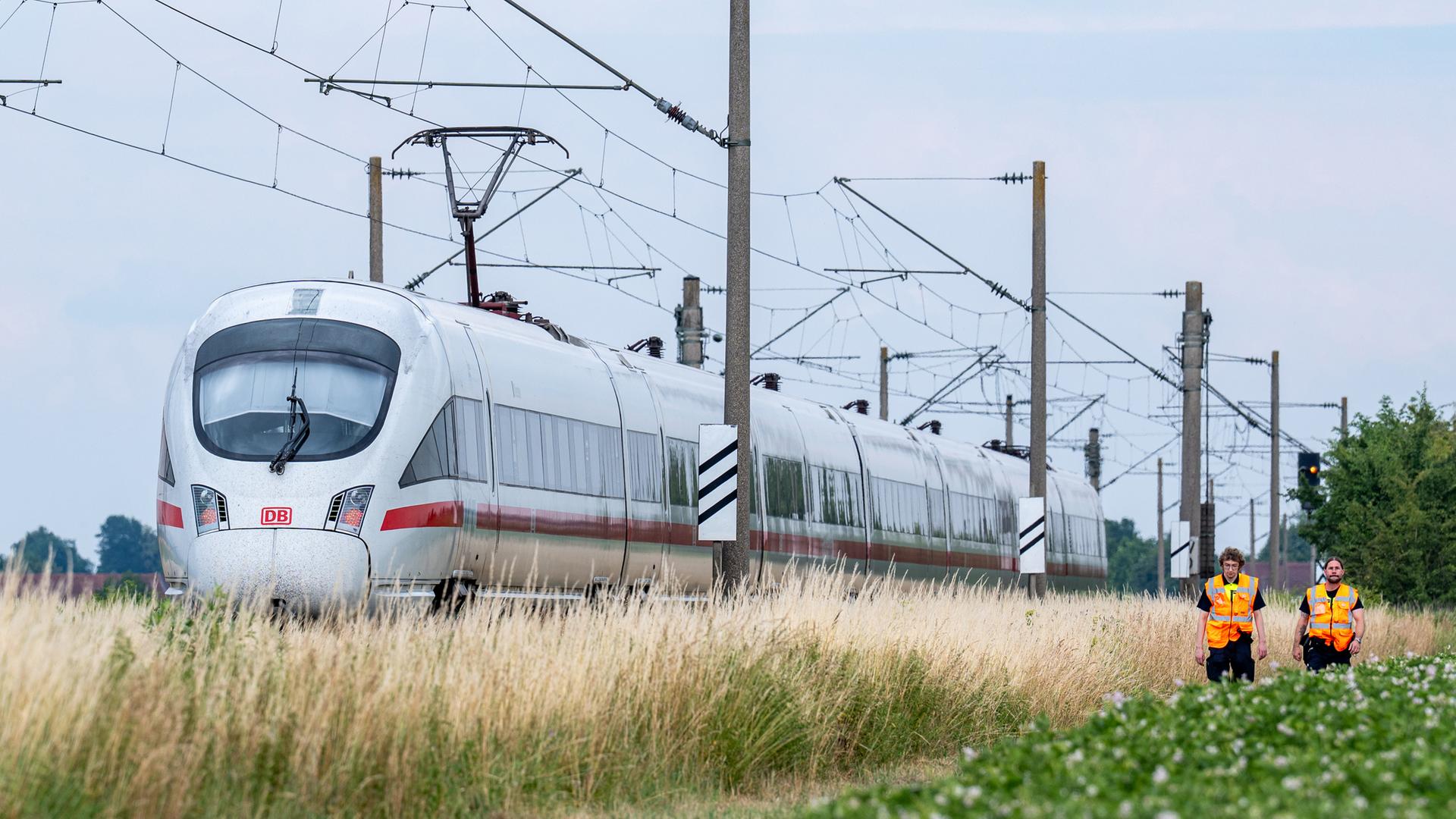 03.07.2025, Bayern, Straßkirchen: Der ICE, in dem ein Mann in Niederbayern mehrere Passagiere angegriffen hat. 
