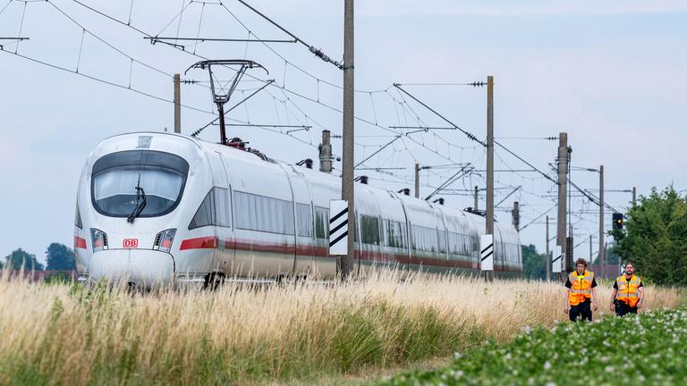 03.07.2025, Bayern, Straßkirchen: Der ICE, in dem ein Mann in Niederbayern mehrere Passagiere angegriffen hat. 