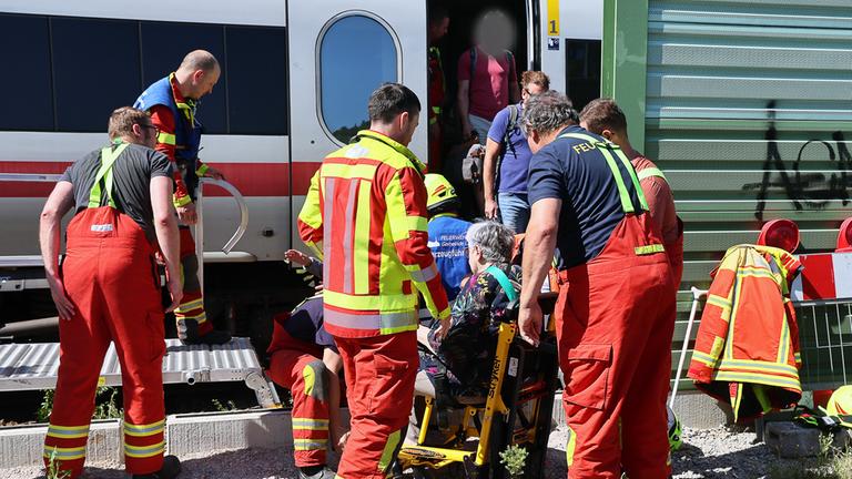 Rettungskräfte evakuieren Fahrgäste aus einem ICE aufgrund eines Ausfalls der Klimaanlage.