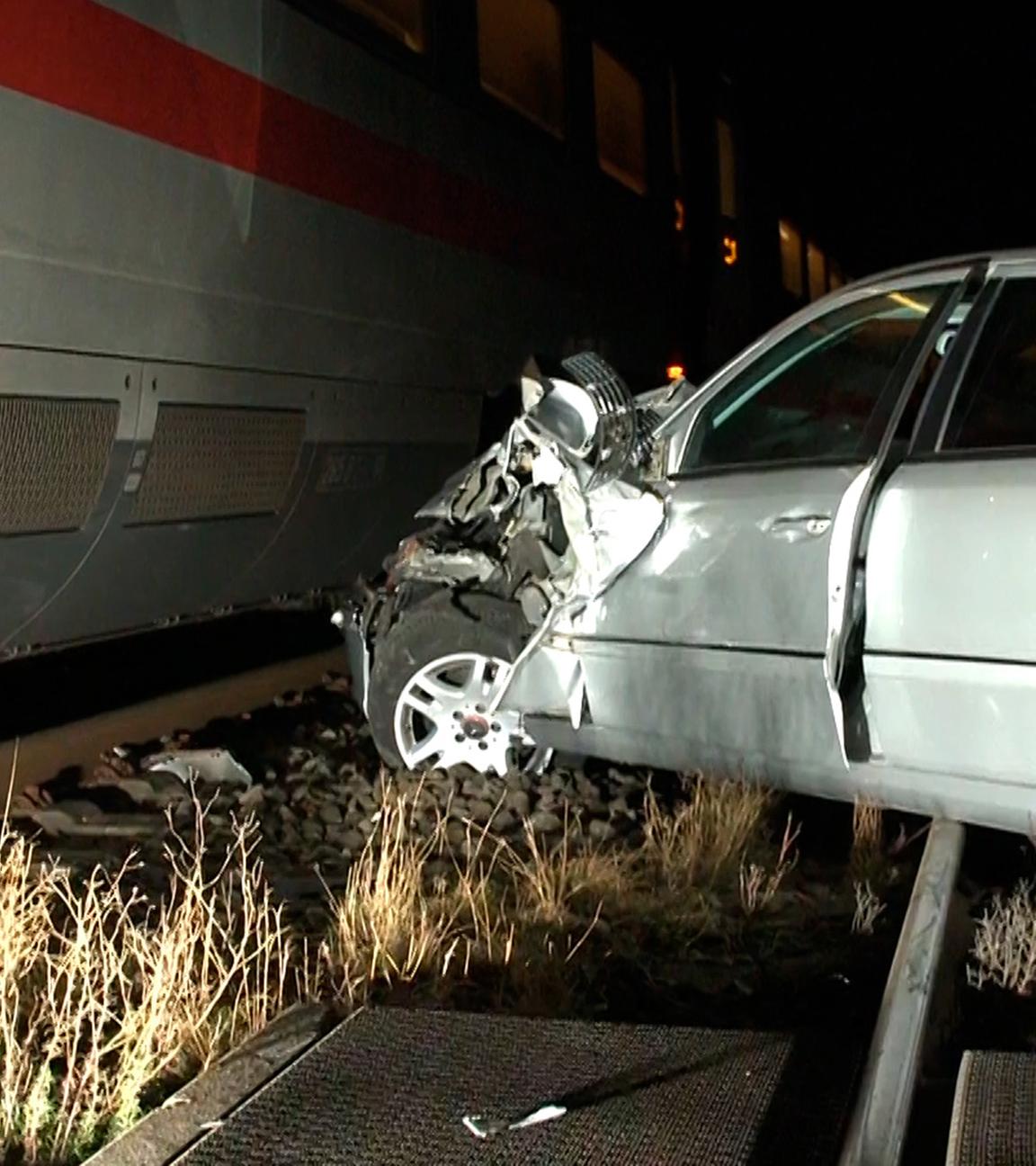 Ein Auto wurde von einem ICE an einem Bahnübergang erfasst. 