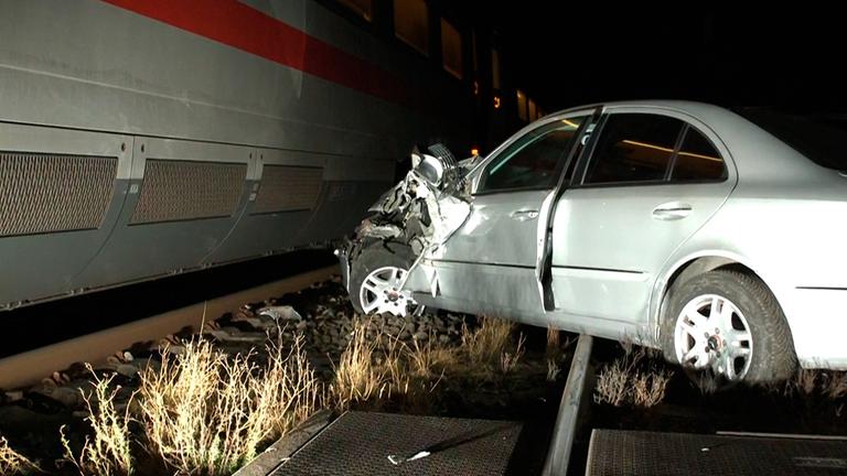Ein Auto wurde von einem ICE an einem Bahnübergang erfasst. 