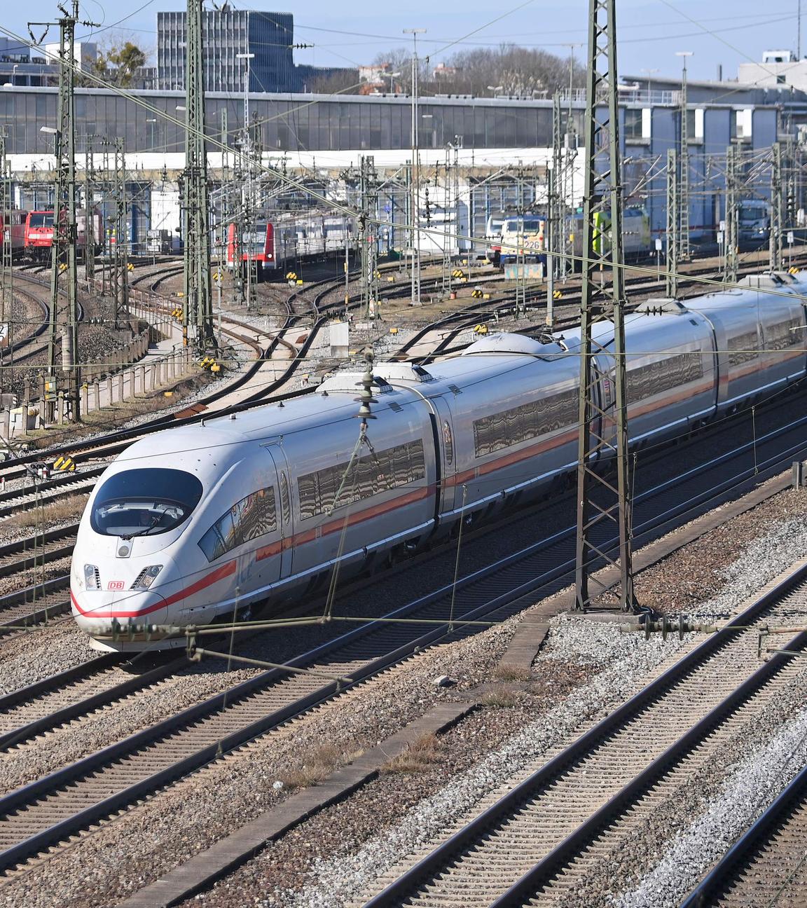 ICE der Bahn am Hauptbahnhof in München