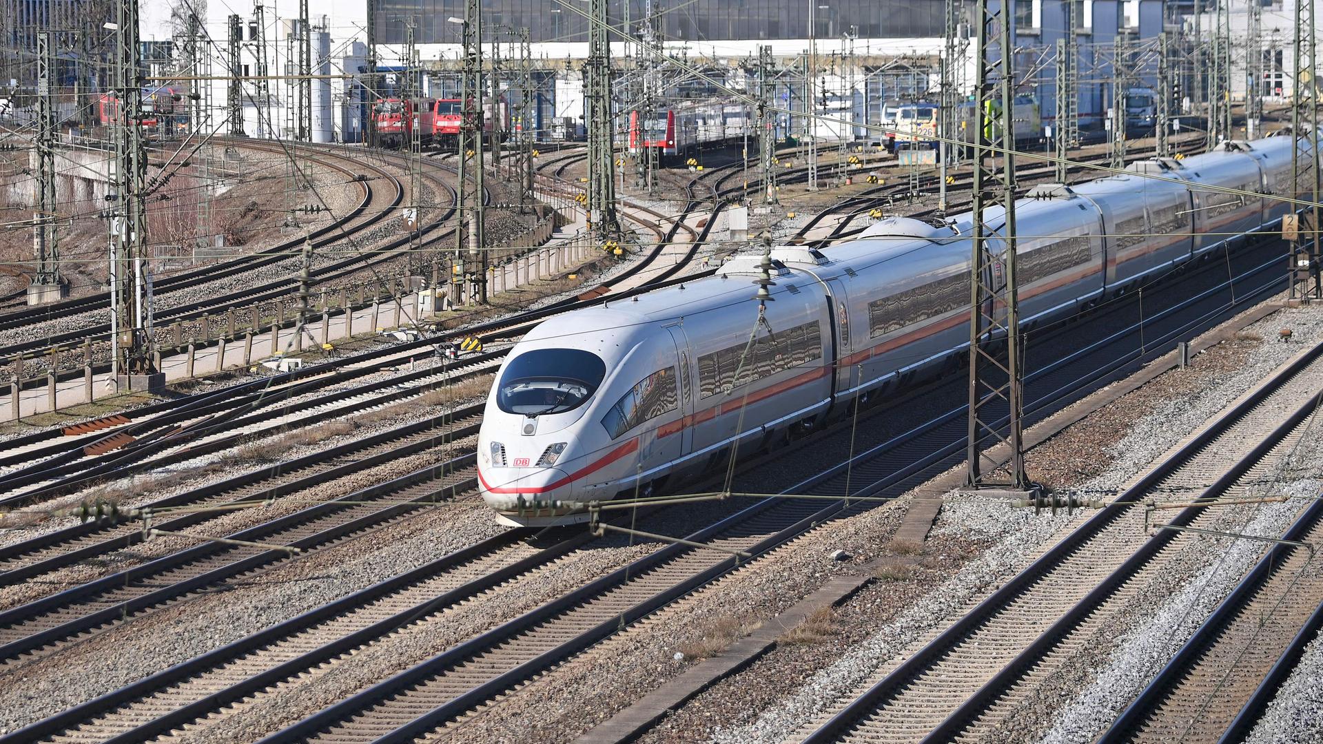 ICE der Bahn am Hauptbahnhof in München