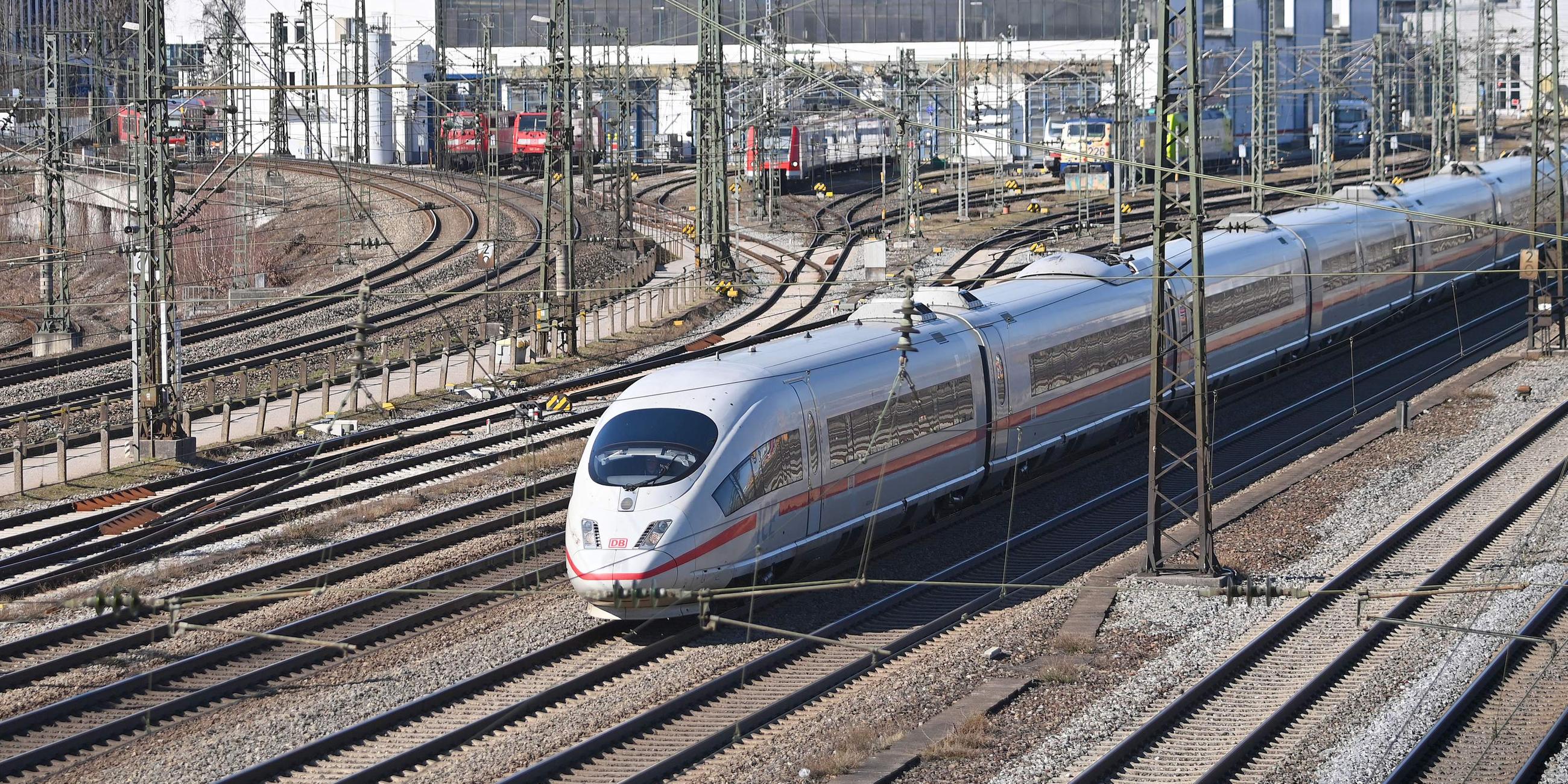 ICE der Bahn am Hauptbahnhof in München