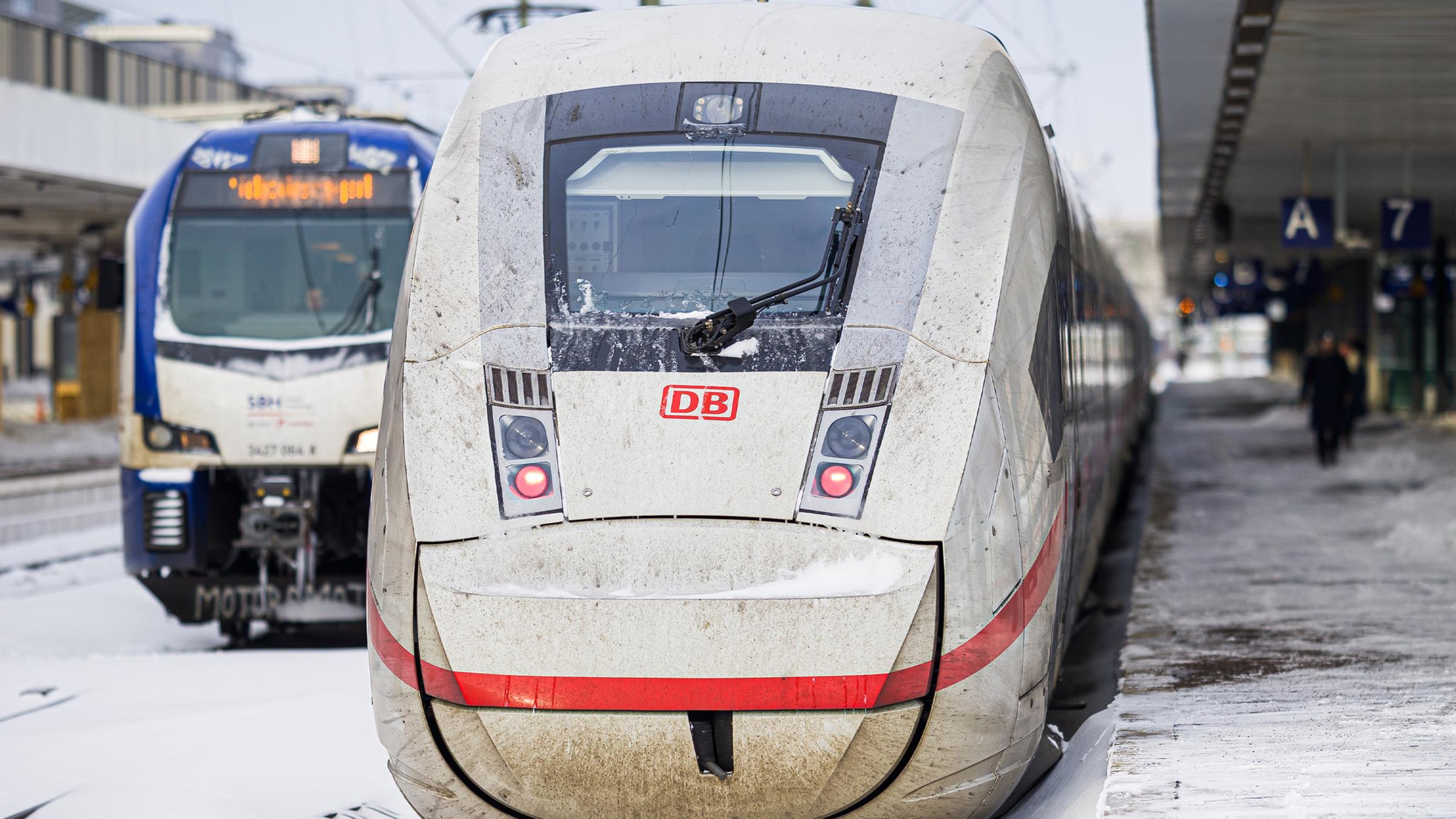 Ein ICE steht im verschneiten Hauptbahnhof in Hannover.
