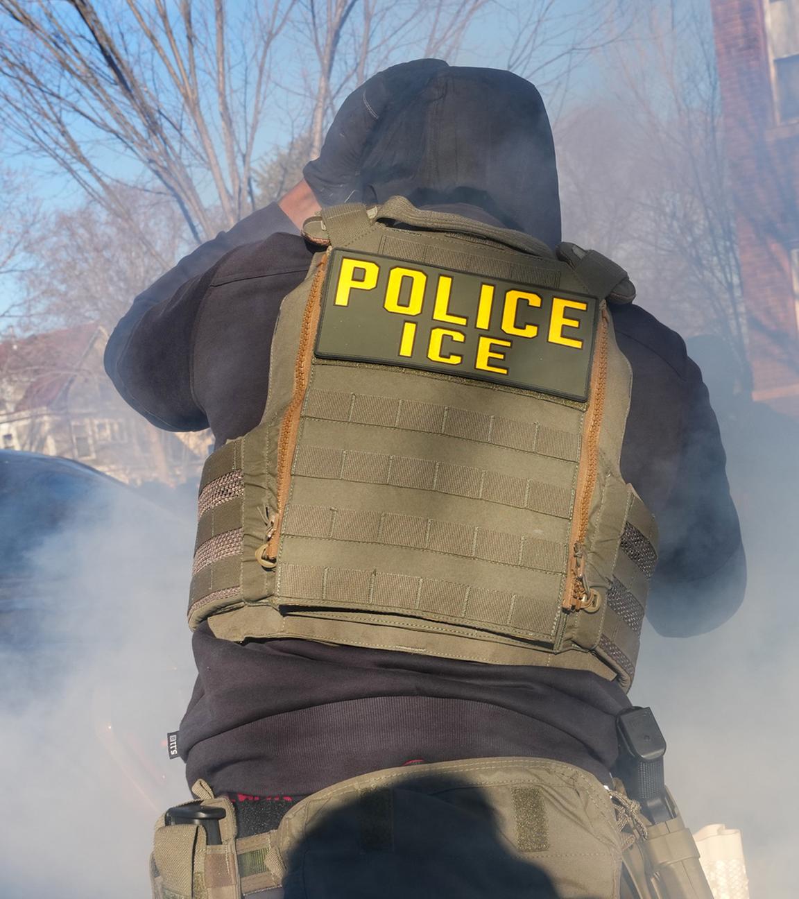 Tränengas wird gegen Demonstranten eingesetzt, nachdem es in der Nähe des Ortes, wo Renee Nicole Good von einem ICE‑Beamten erschossen wurde, zu Auseinandersetzungen zwischen Protestierenden und Bundesbeamten kommt.