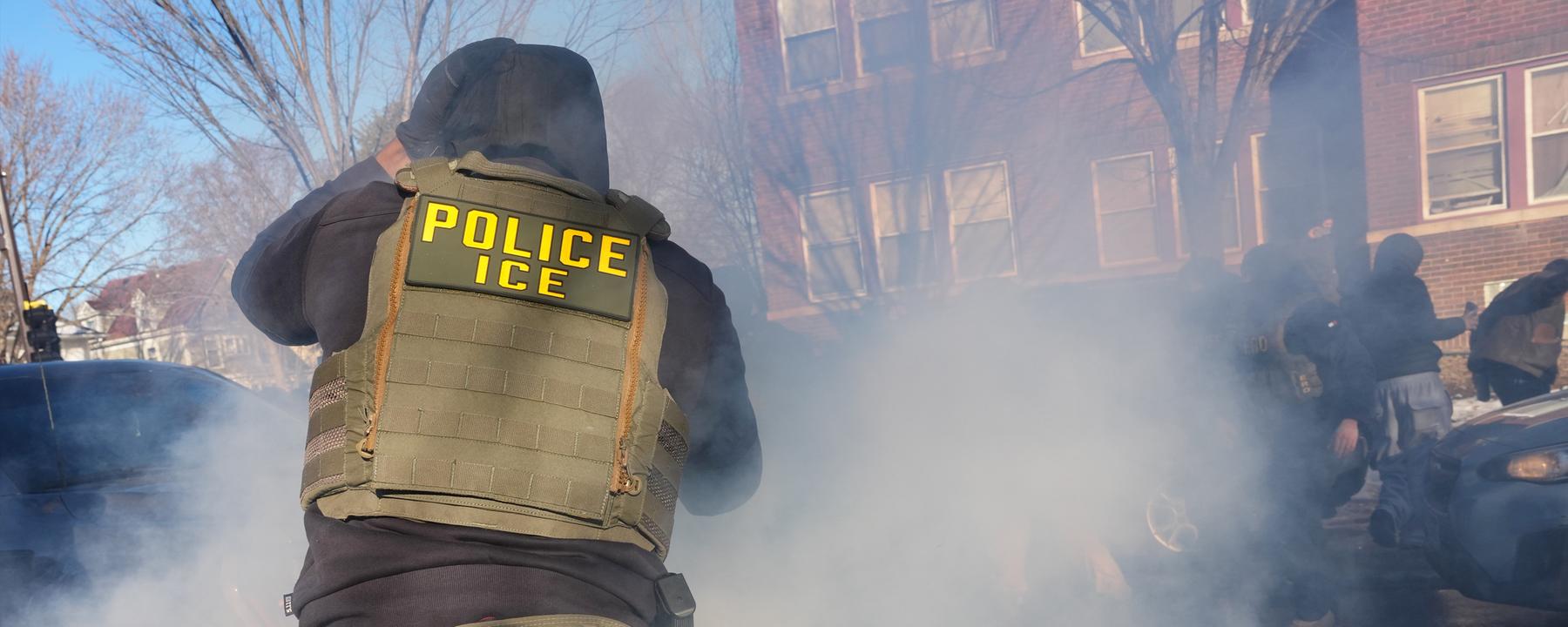 Tränengas wird gegen Demonstranten eingesetzt, nachdem es in der Nähe des Ortes, wo Renee Nicole Good von einem ICE‑Beamten erschossen wurde, zu Auseinandersetzungen zwischen Protestierenden und Bundesbeamten kommt.