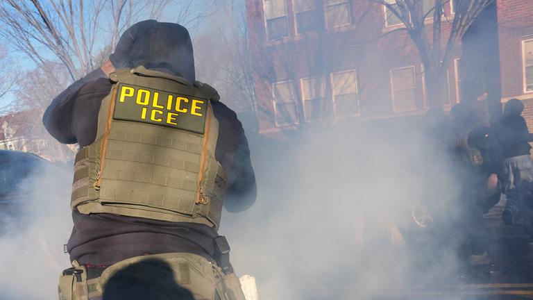 Tränengas wird gegen Demonstranten eingesetzt, nachdem es in der Nähe des Ortes, wo Renee Nicole Good von einem ICE‑Beamten erschossen wurde, zu Auseinandersetzungen zwischen Protestierenden und Bundesbeamten kommt.
