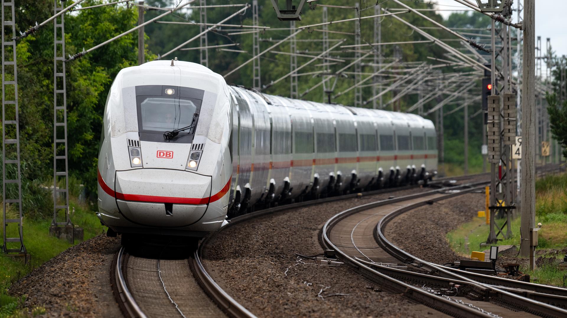 ICE auf der Bahnstrecke Berlin - Hamburg.