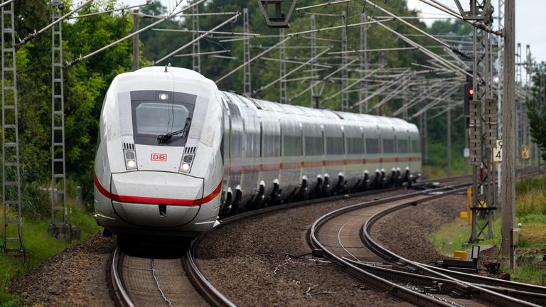 ICE auf der Bahnstrecke Berlin - Hamburg.