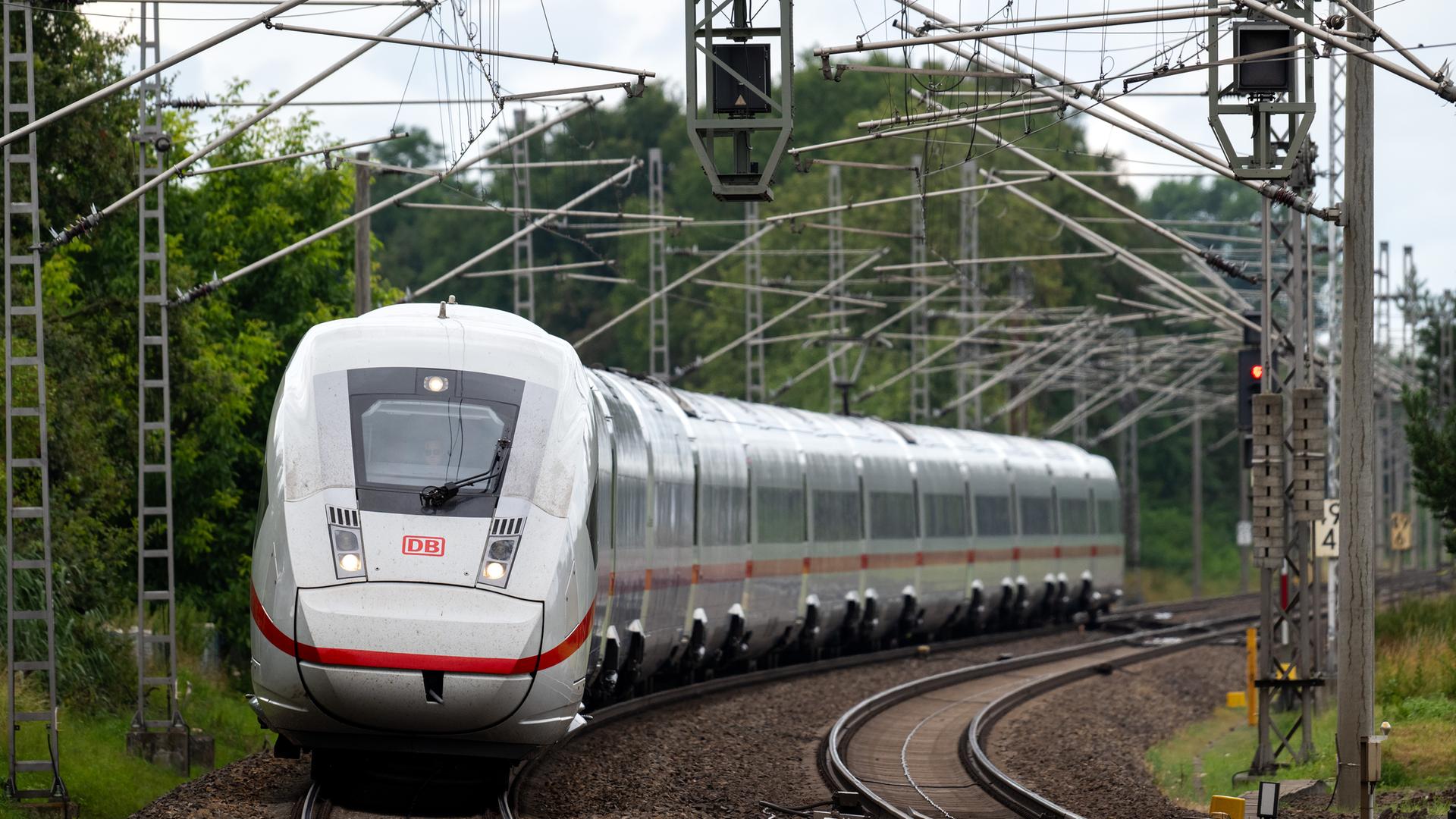 ICE auf der Bahnstrecke Berlin - Hamburg.