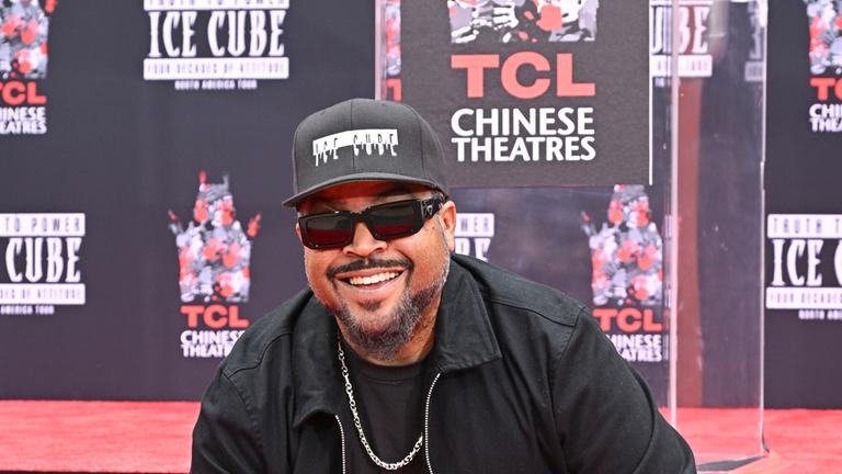 Hip-Hop-Legende Ice Cube zeigt sich gerührt vor dem TLC Chinese Theatre in Hollywood