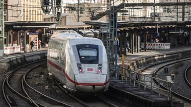 ICE fährt in Hauptbahnhof Wuppertal