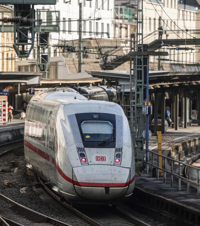 ICE fährt in Hauptbahnhof Wuppertal