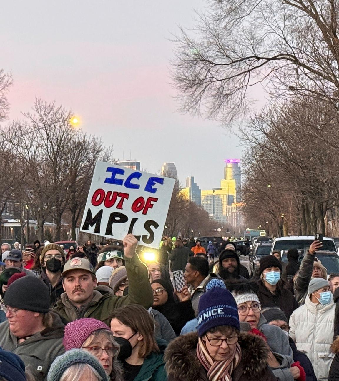 Menschen protestieren auf den Straßen von Minneapolis gegen die US-Einwanderungsbehörde "ICE"