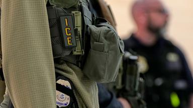 Bundesbeamte der Einwanderungsbehörde sind am Newark Liberty International Airport im Einsatz